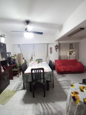 Departamento de 4 ambientes de frente con balcón y patio en la calle Alsina al 2900, Balvanera. - Imagen# 3