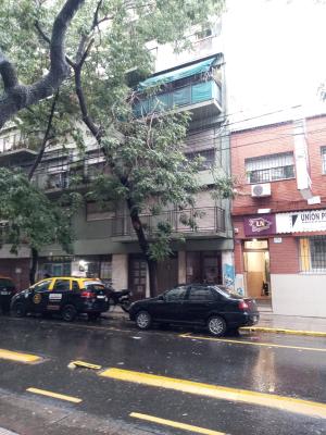 Departamento de 4 ambientes de frente con balcón y patio en la calle Alsina al 2900, Balvanera. - Imagen# 1