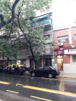 Departamento de 4 ambientes de frente con balcón y patio en la calle Alsina al 2900, Balvanera. - Imagen# 1